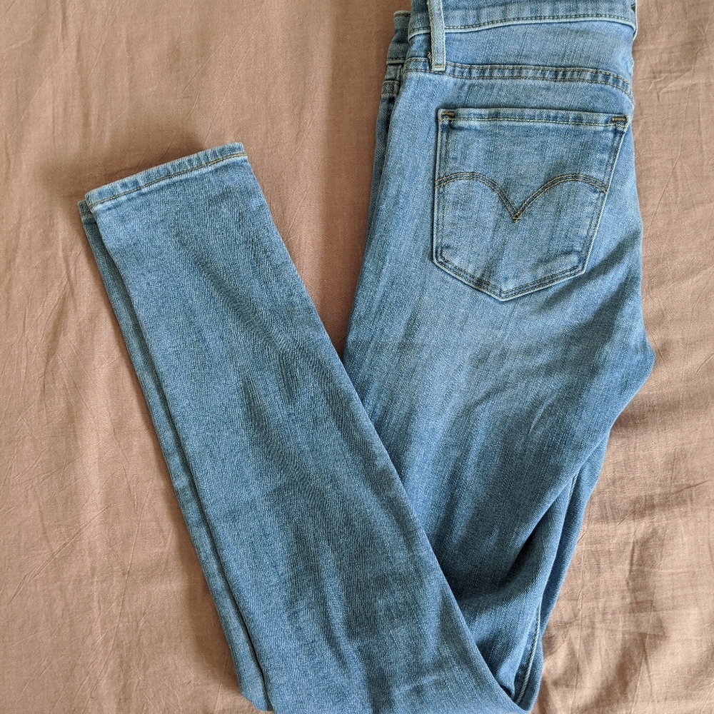 711 distressed light wash levis
